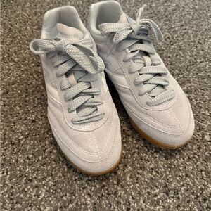 Womens new balance shoes size 7/5.5 men